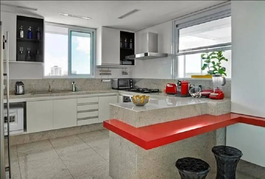 decoração de cozinha com granito branco e bancada de silestone vermelho Foto Cássio Gontijo