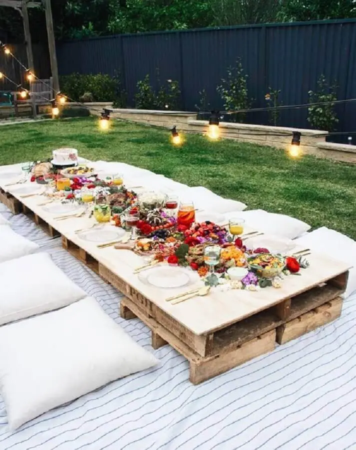decoração de festa luau com pallets e almofadas Foto Garden Decor