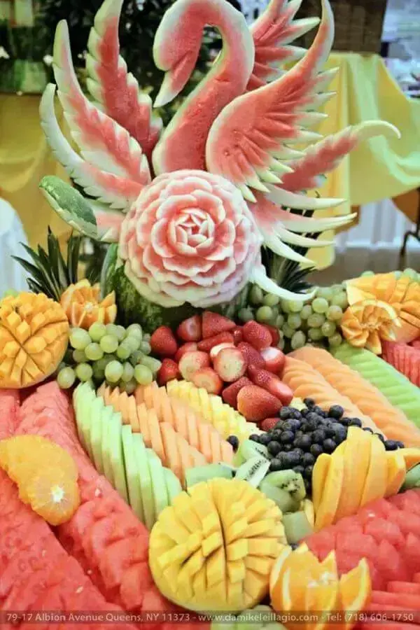 decoração de mesa com frutas e escultura em melancia Foto Da Mikele Illagio