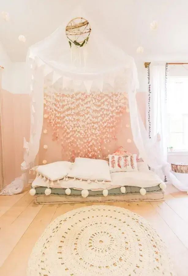 decoração de quarto feminino com tapete de crochê redondo Foto To Be Mrs. Collier