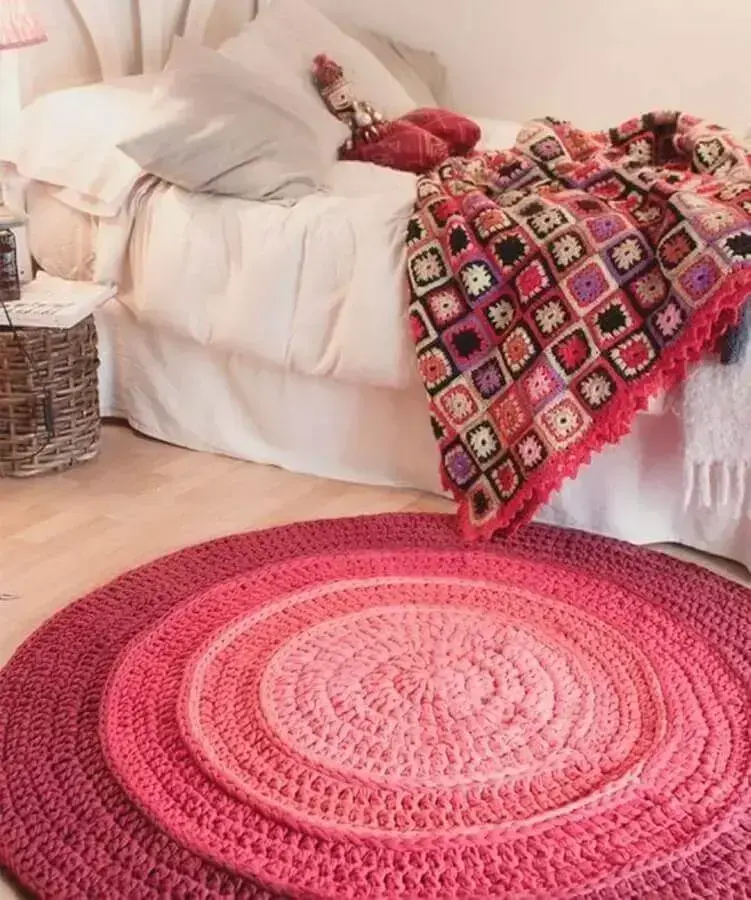 decoração de quarto feminino com tapete de crochê redondo rosa Foto Kassy Armarinhos