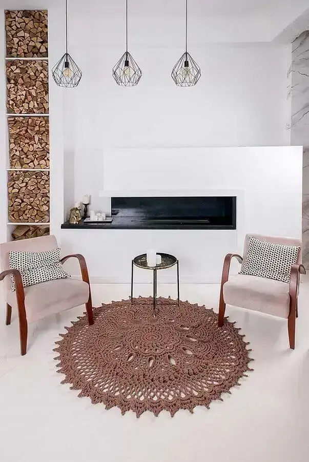 decoração de sala com lareira e tapete de crochê redondo Foto Blog Palavra Feminina