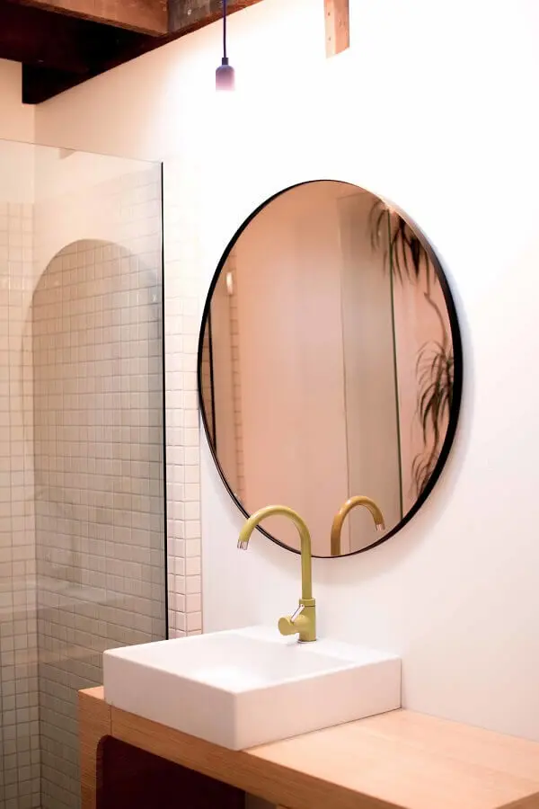 decoração em cobre para banheiro com espelho redondo e bancada de madeira Foto Ceramics tiles