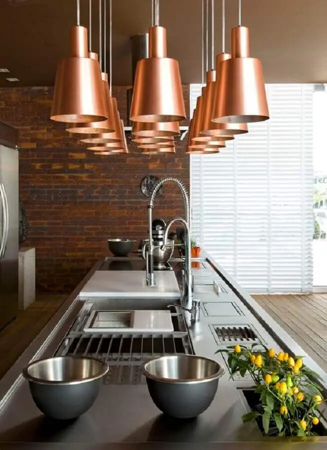 decoração em cobre para cozinha moderna com parede de tijolinho e várias luminárias pendentes Foto Blog da Tetê