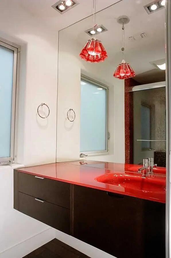 decoração em tons de vermelho para banheiro com gabinete de madeira escura Foto Apartment Geeks