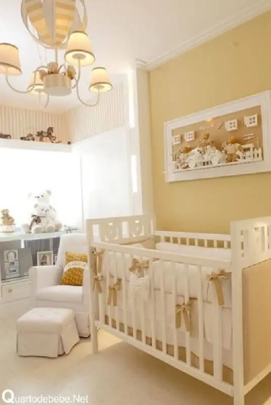 decoração em tons neutros com lustre balão para quarto de bebê com vários ursinhos de pelúcia Foto Decoração de Casa