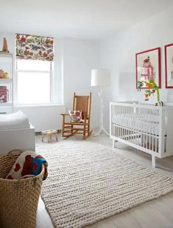decoração em tons neutros com tapete de crochê para quarto de bebê Foto Christopher Stevens