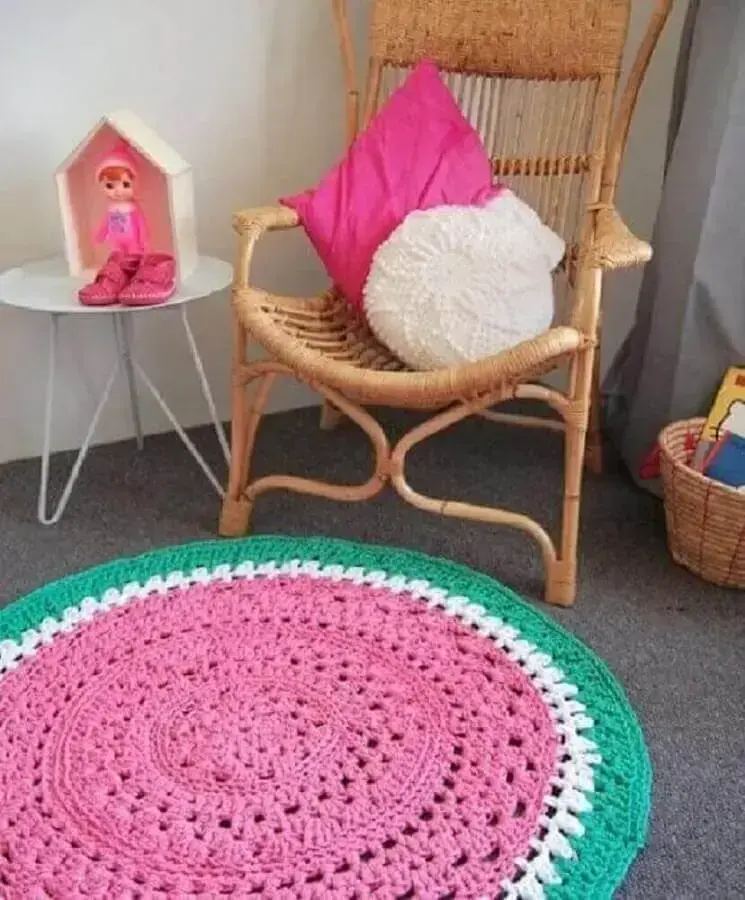 decoração infantil com tapete de crochê redondo rosa branco e verde água Foto Facilisimo
