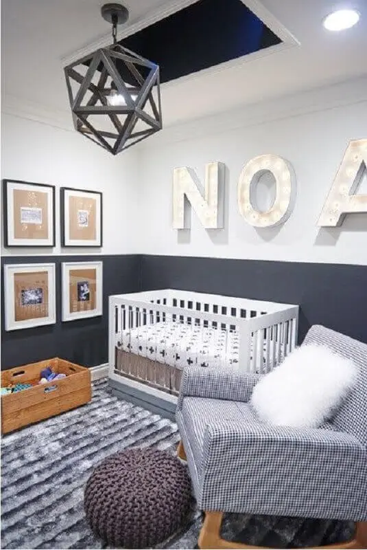 decoração moderna com lustre para quarto de bebê cinza com puff redondo de crochê Foto Baby Ideas