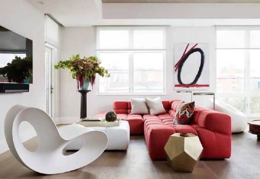 decoração moderna para sala de estar com sofá vermelho Foto Dane Austin Design