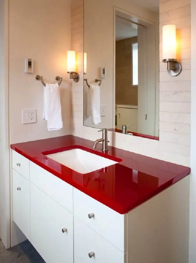 decoração para banheiro branco com bancada vermelha Foto Homedit