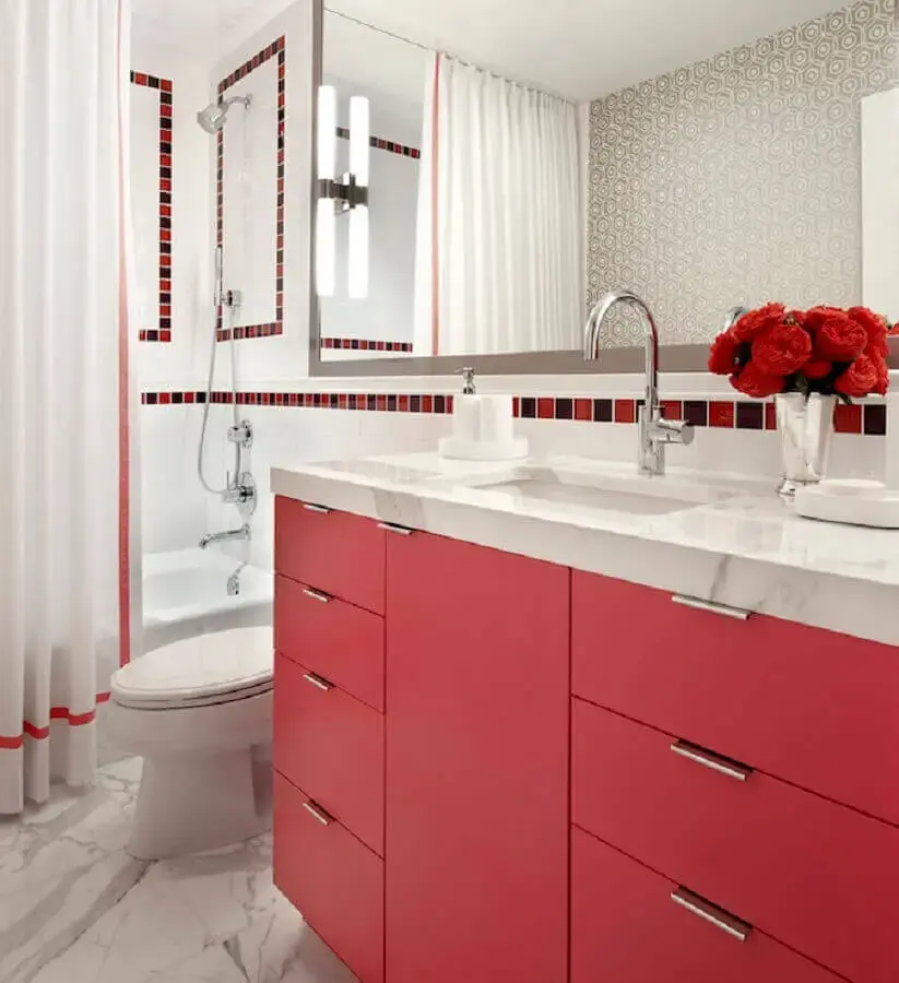 decoração para banheiro com gabinete vermelho Foto DecorPad