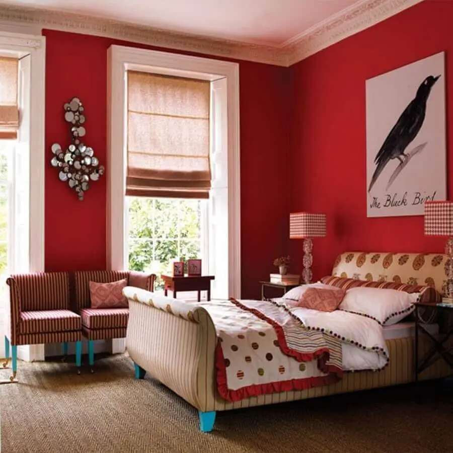 decoração para quarto com parede vermelha e cabeceira estampada Foto Grezu
