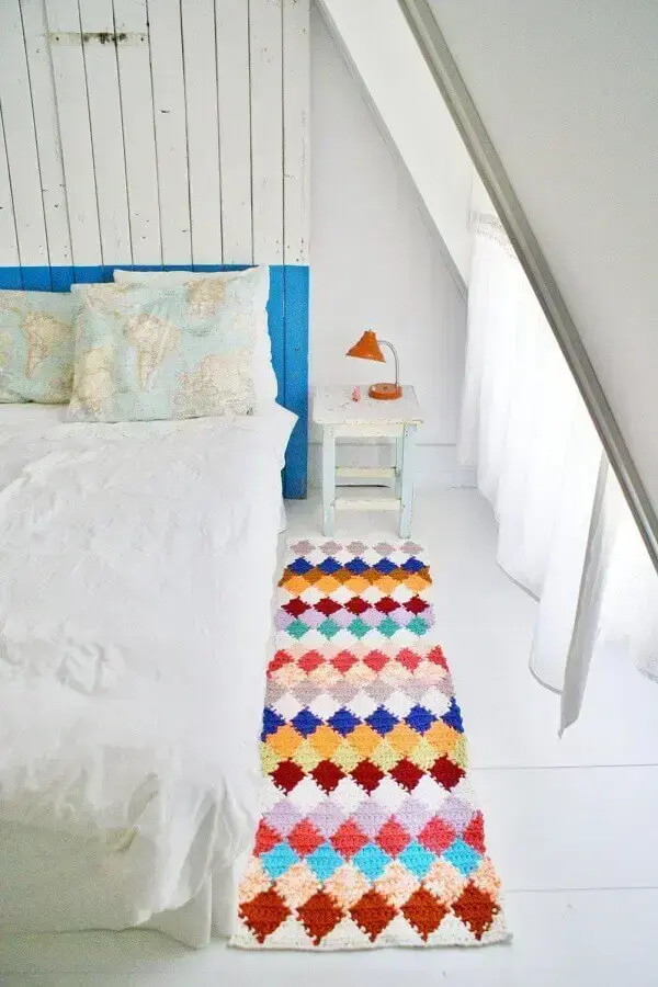 decoração para quarto com tapete de crochê colorido Foto Marília Fleury