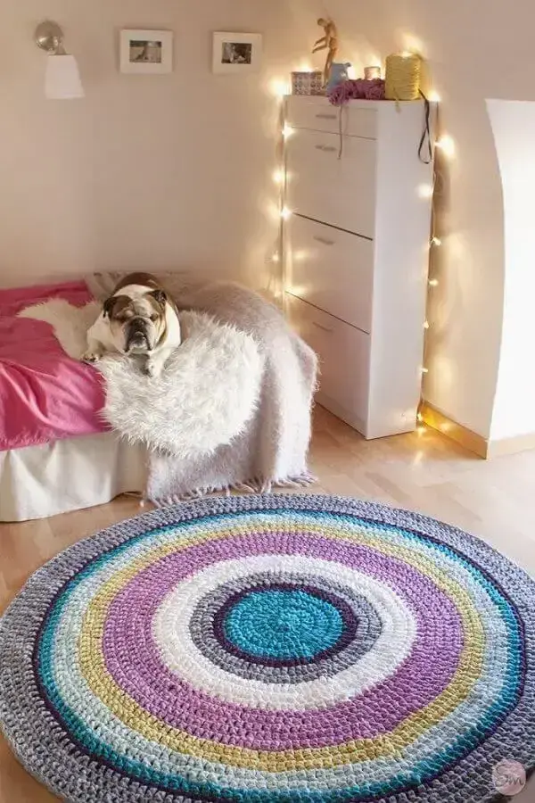 decoração para quarto com tapete de crochê redondo com listras coloridas Foto Air Freshener