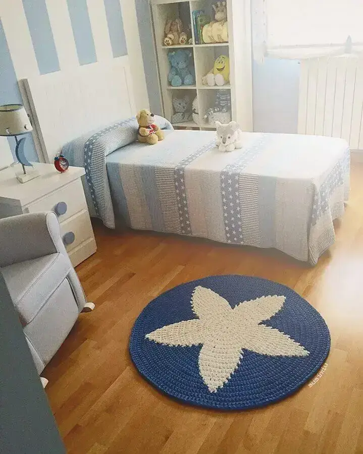 decoração para quarto de menino com tapete de crochê redondo com estampa de estrela Foto Dicas de Mulher