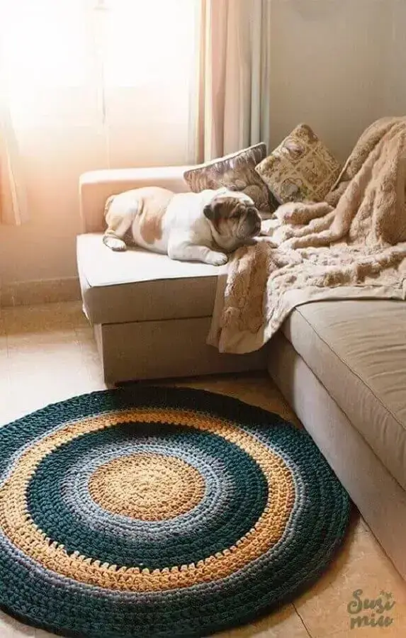 decoração para sala com sofá bege e tapete de crochê redondo colorido Foto Susi Miu