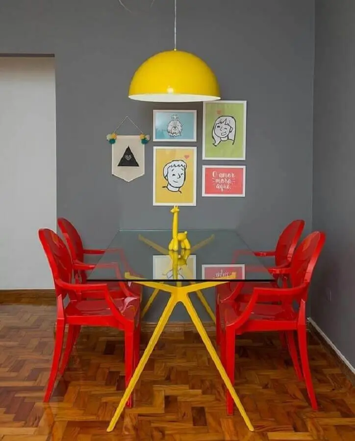 decoração para sala de jantar em tons de vermelho cinza e amarelo Foto Gorzavel