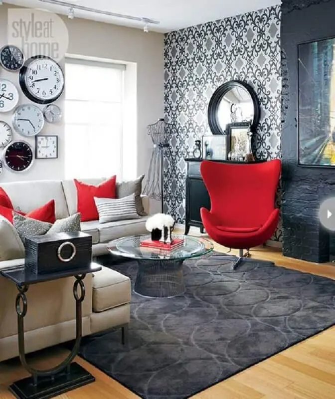 decoração para sala em tons de vermelho e cinza com papel de parede Foto StyleAtHome