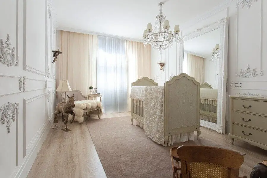 decoração provençal com lustre candelabro para quarto de bebê todo branco Foto Casa Cor 2016