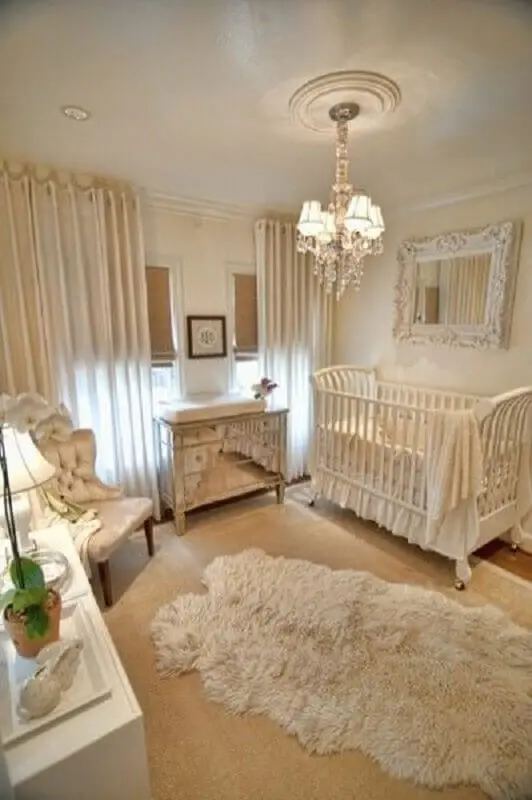 decoração provençal com lustre para quarto de bebê feminino bege Foto Trendecora