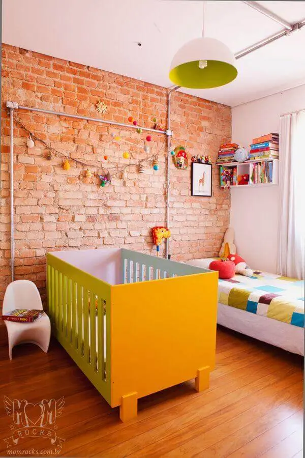 decoração simples com lustre para quarto de bebê com parede de tijolinho Foto Arquitrecos