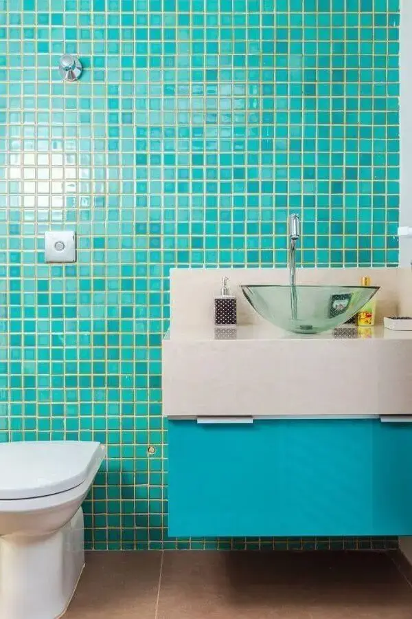 decoração simples com revestimento azul e cuba de vidro para lavabo Foto Adriana Mello Arquitetura
