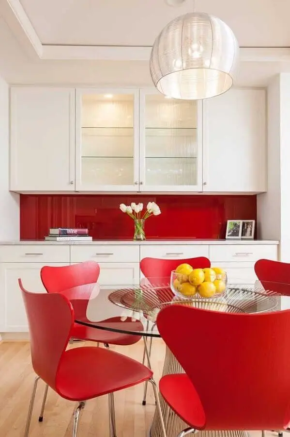 decoração vermelho e branco para cozinha com mesa de vidro e armário planejado Foto One Kindesign