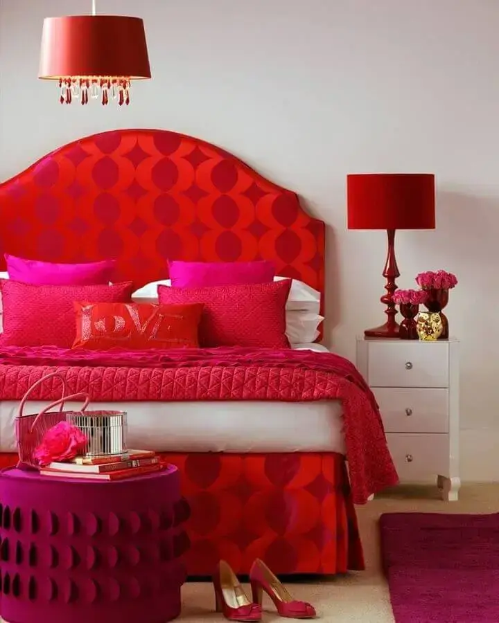 decoração vermelho e branco para quarto com detalhes em pink Foto Evgenia Kuzmina