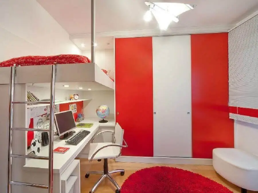 decoração vermelho e branco para quarto de solteiro com home office Foto Aclaene de Mello Arquitetura