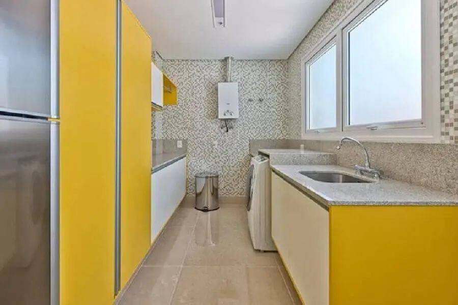 granito branco para decoração de cozinha com armários amarelos Foto Samara Barbosa