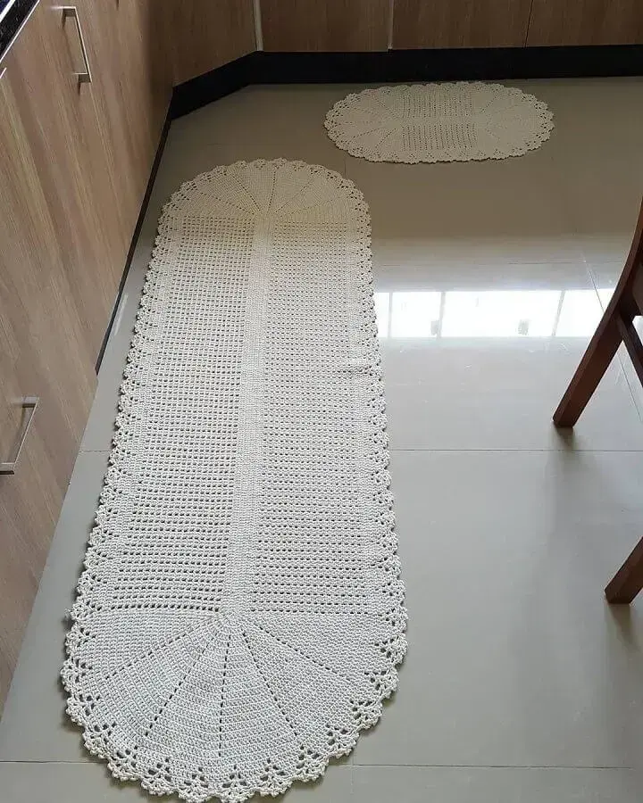 jogo de tapete de crochê oval para decoração de cozinha com armários de madeira Foto Elaine Crochê