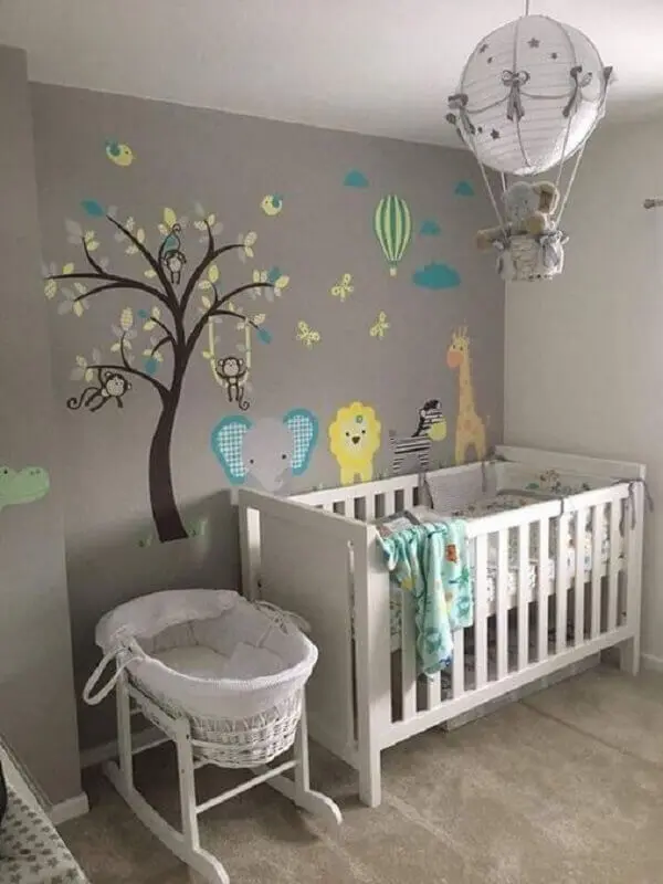 lustre balão para quarto de bebê cinza decorado com adesivo de parede Foto Casa e Festa