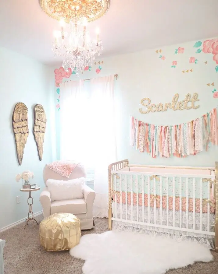 lustre candelabro para quarto de bebê feminino com puff redondo dourado Foto Project Nursery