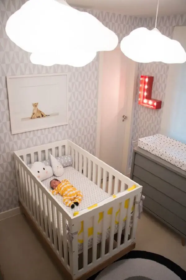 lustre de nuvem para quarto de bebê decorado em tons de cinza Foto IG Delas