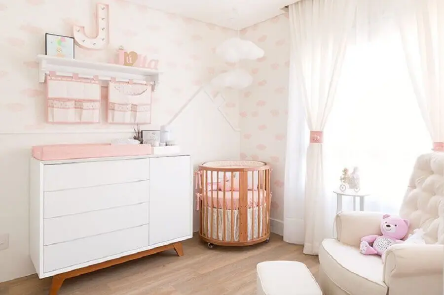lustre de nuvem para quarto de bebê feminino rosa e branco com mini berço redondo Foto Bianchi & Lima Arquitetura