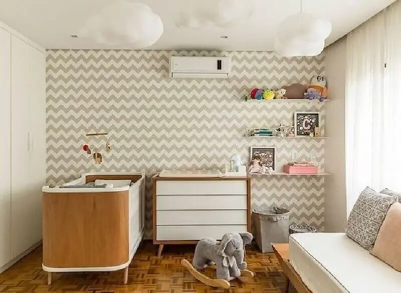lustre de nuvem para quarto de bebê neutro com papel de parede com estampa de chevron Foto Mundo Laza Fornaza
