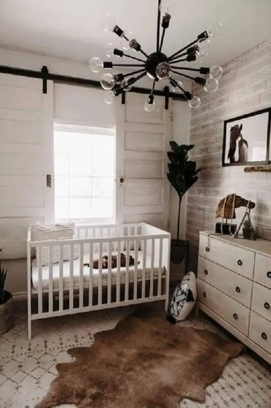 lustre moderno para quarto de bebê com decoração simples Foto Little and Luxe