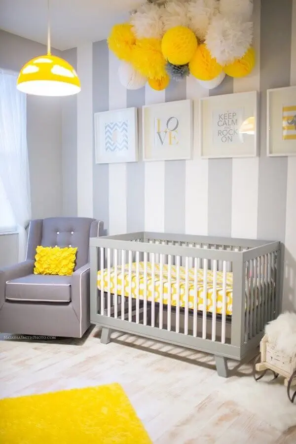 lustre para quarto de bebê cinza e amarelo decorado com quadrinhos brancos Foto Decor Salteado