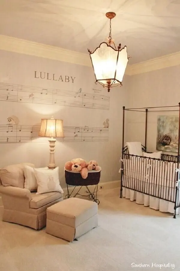 lustre para quarto de bebê decorado com papel de parede com notas musicais e berço de ferro Foto Decor Craze