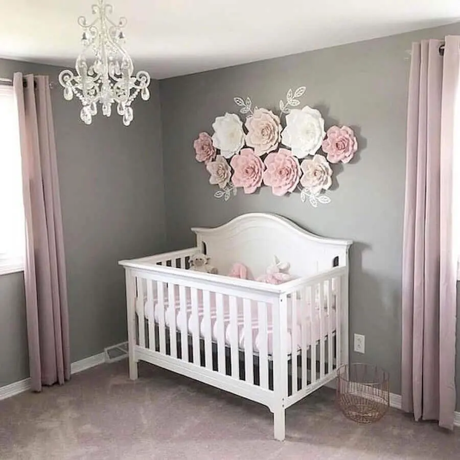 lustre para quarto de bebê feminino cinza e rosa decorado com flores de papel Foto CoachDecor