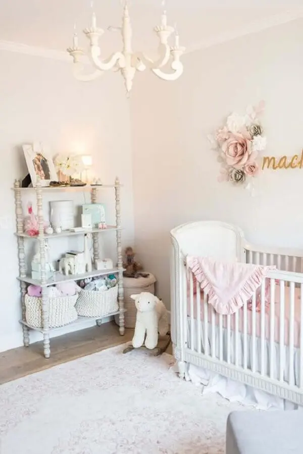 lustre para quarto de bebê feminino com decoração estilo clássico Foto Project Nursery