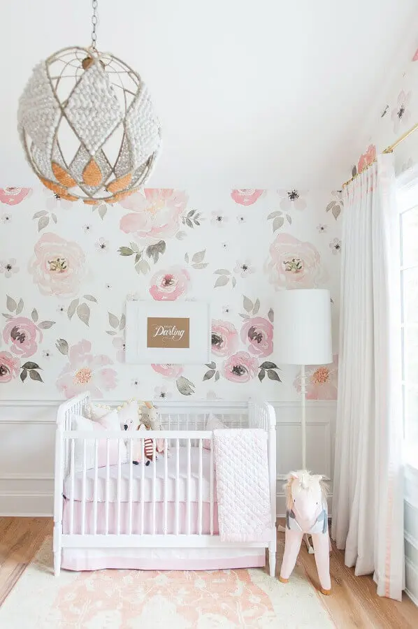 lustre para quarto de bebê feminino decorado em tons de rosa claro com papel de parede floral Foto Vestida de Mãe