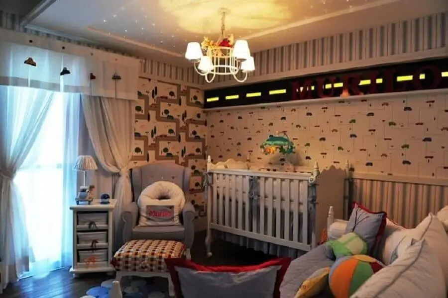 lustre para quarto de bebê masculino decorado com papel de parede de carrinhos Foto Andrea Bento