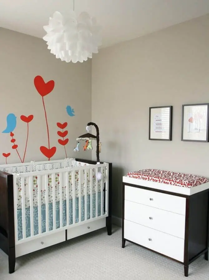 lustre para quarto de bebê simples decorado com adesivo de parede Foto Babble