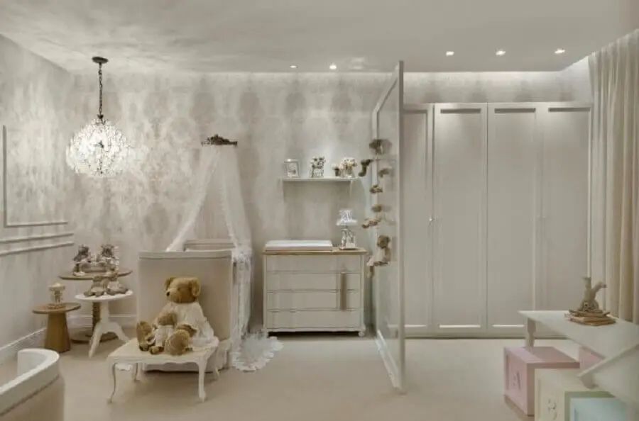lustre para quarto de bebê sofisticado decorado em tons neutros Foto Casa Cor 2016