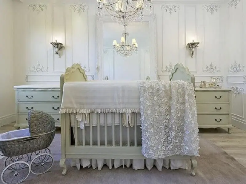 lustre para quarto de bebê todo branco com decoração provençal Foto Michele Luz