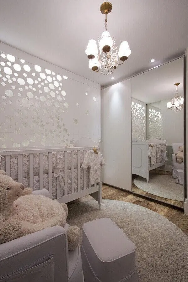 lustre para quarto de bebê todo branco decorado com adesivo de parede Foto Daniella e Priscilla de Barros