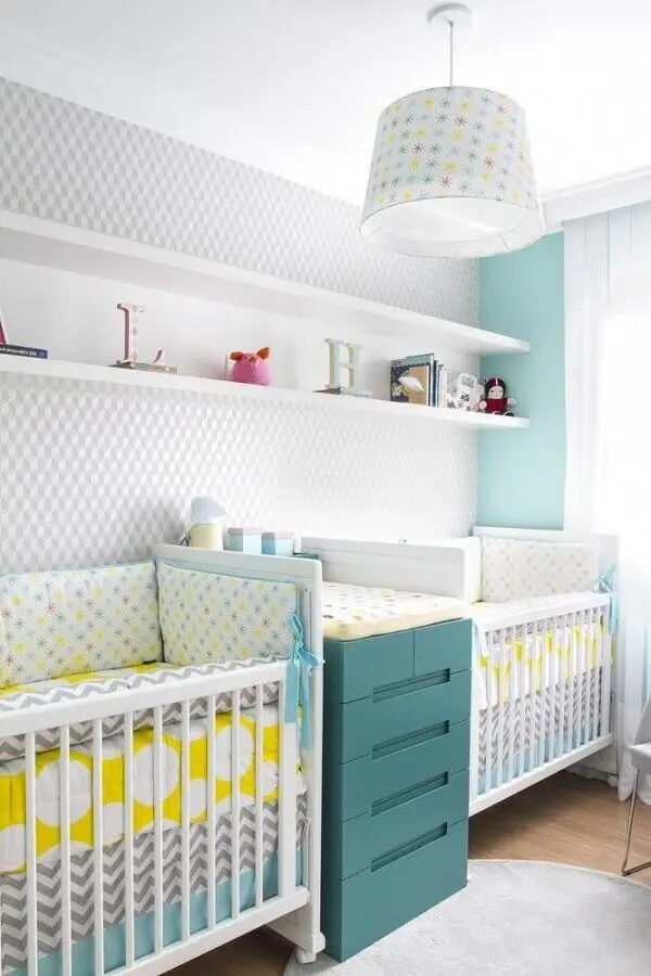 modelo de lustre para quarto de bebê decorado com papel de parede e com cômoda verde Foto Anna Maria Parisi