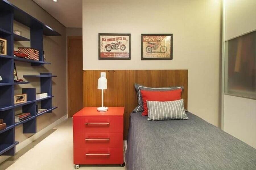 quarto de solteiro decorado em tons de vermelho azul e cinza Foto Meyer Cortez